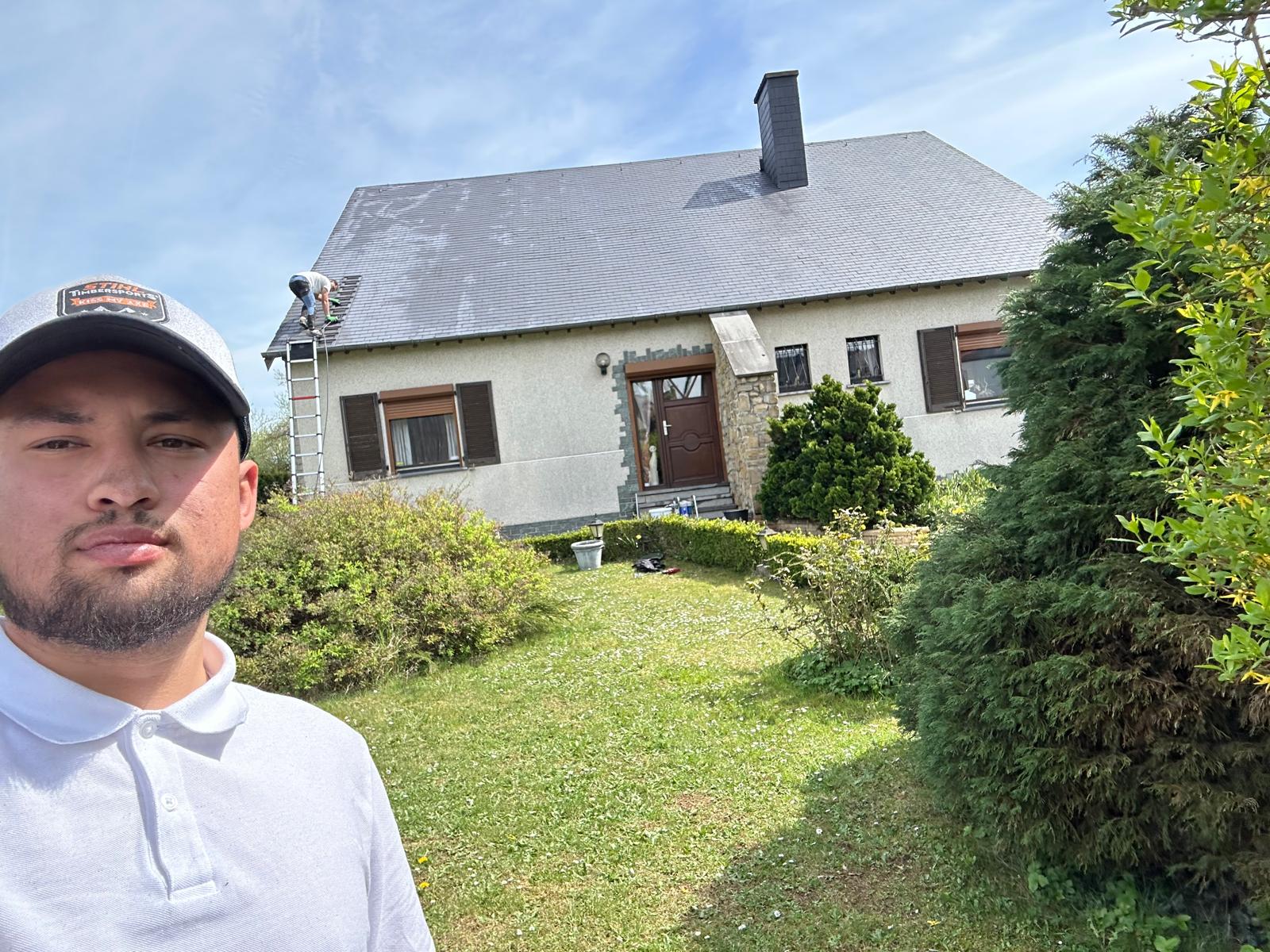 Régis Demestre, fondateur de DR Rénovation, sur un chantier de toiture